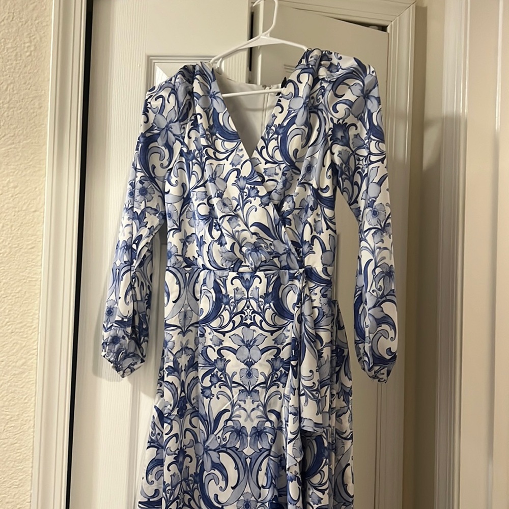 Gorgeous TAHARI silky blue and white floral design with beautiful slit.